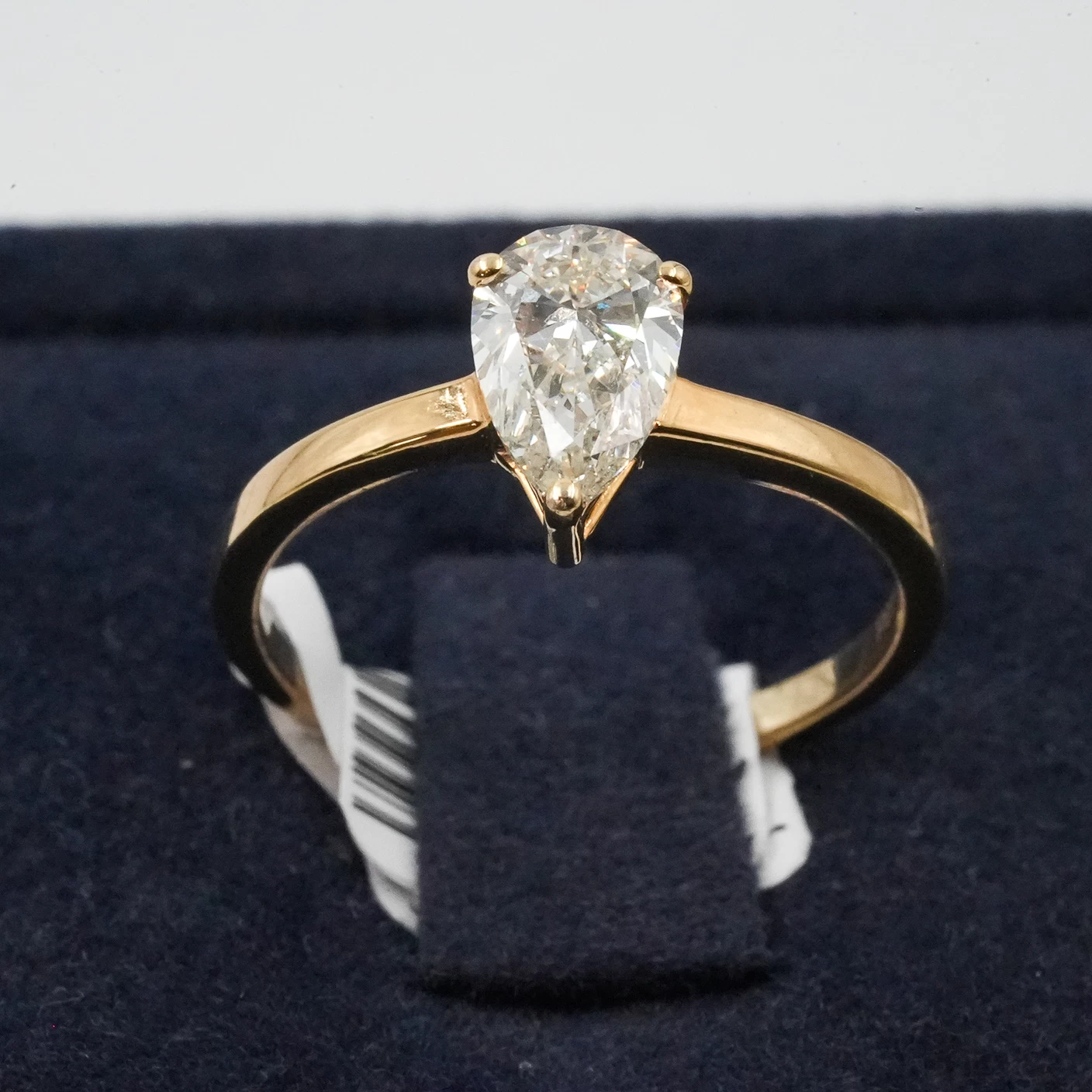     خاتم من الذهب الأصفر مرصع بالألماس 