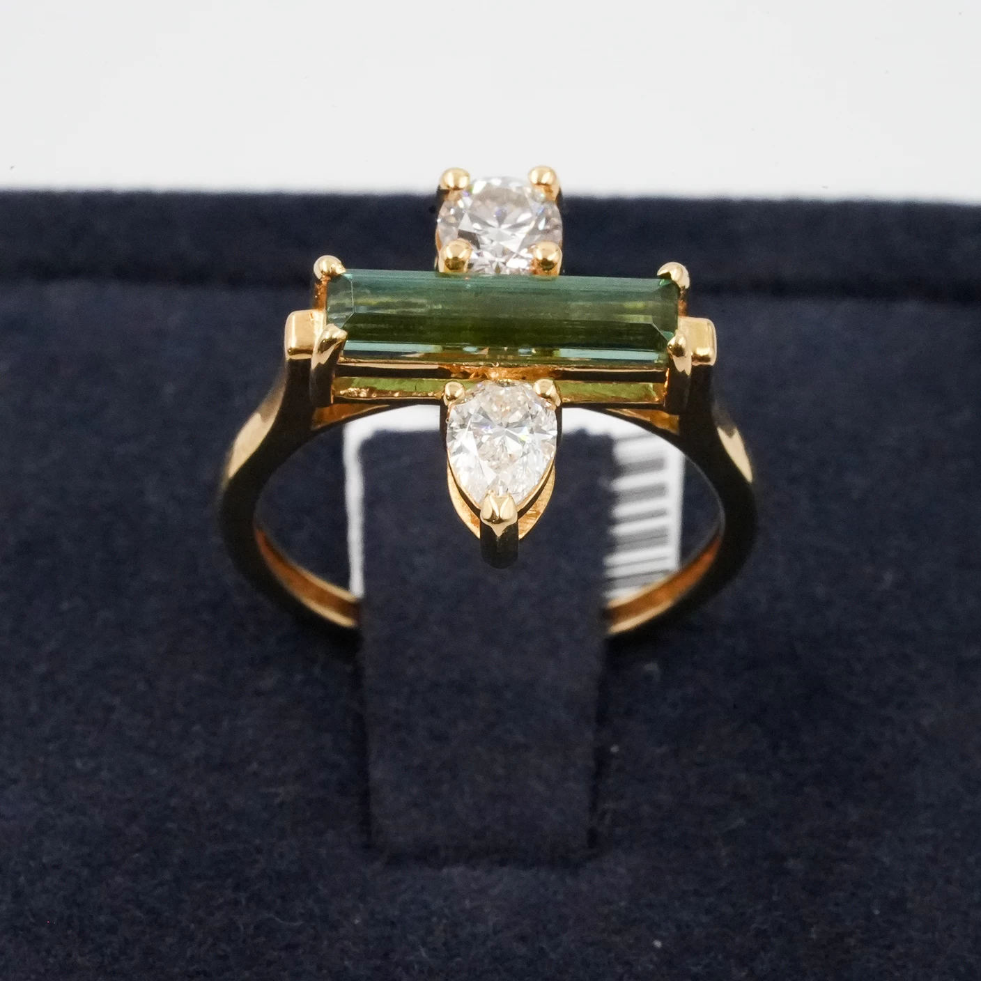     خاتم من الذهب الأصفر مرصع بالألماس 