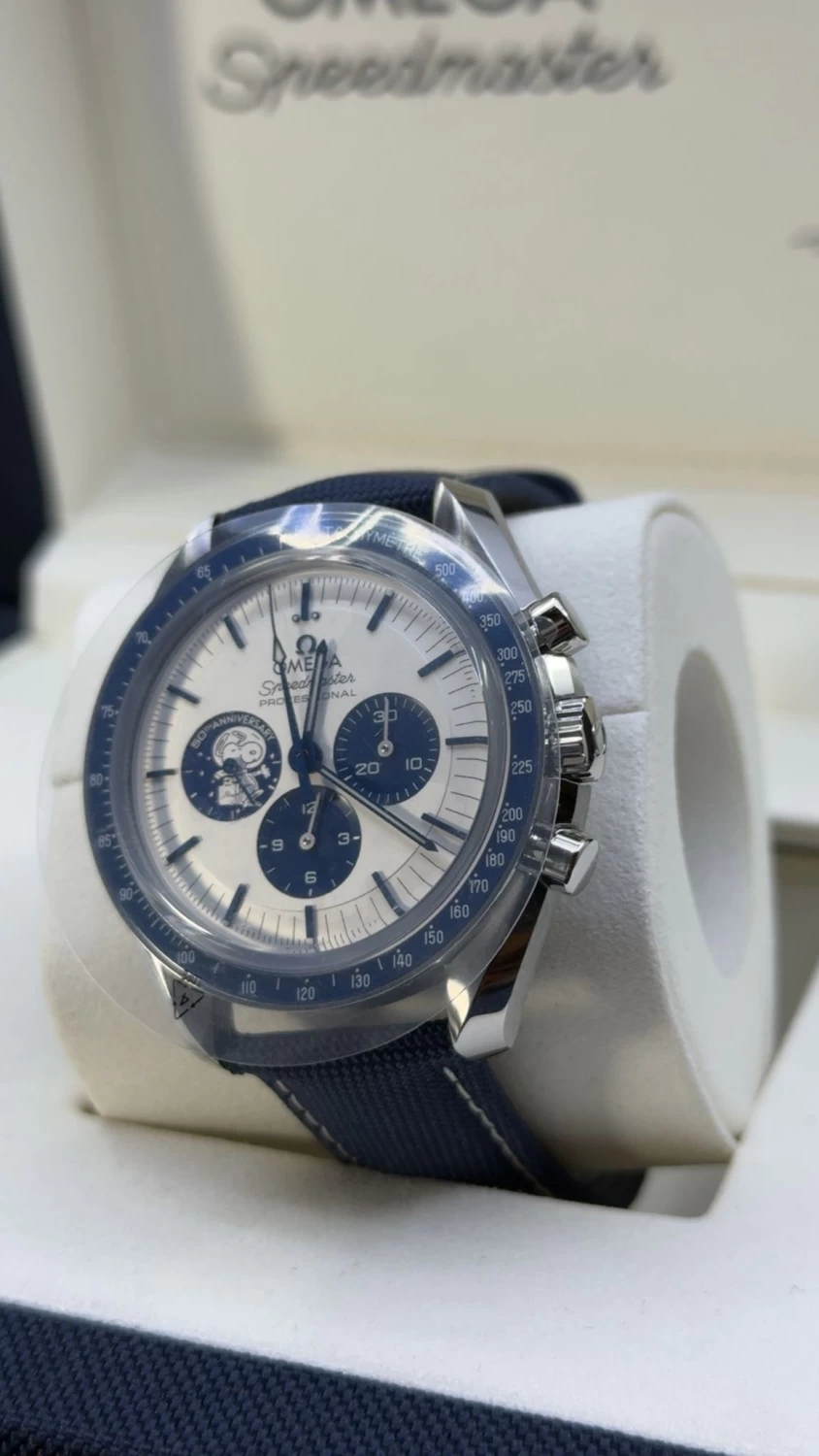     Omega Speedmaster Snoopy 