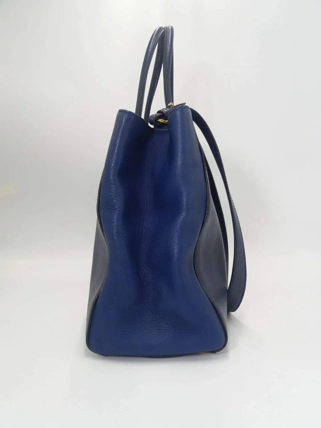     حقيبة فندي تو تون جلدية متوسطة الحجم 2جور 