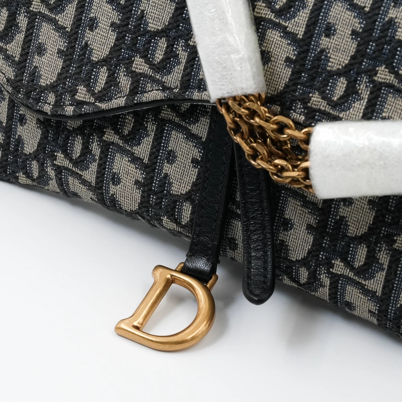     حقيبة ديور سادل بسلسلة من الجاكار الأزرق المائل 