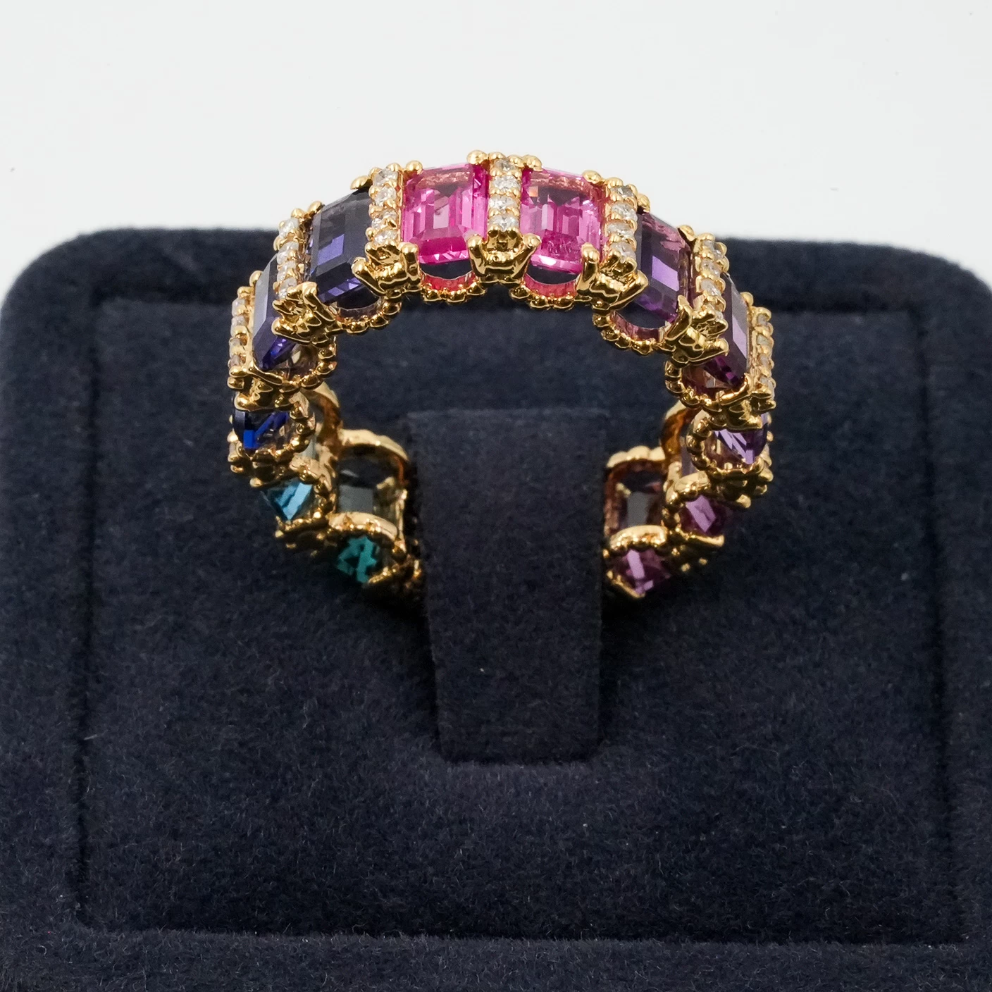    Yellow Gold Diamond Ring with Sapphire 