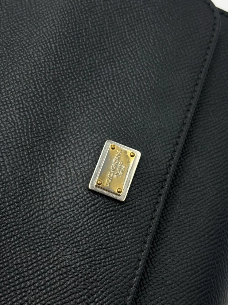     حقيبة دولتشي آند غابانا ميس سيسيلي صغيرة الحجم من الجلد المحبب باللون الأسود 