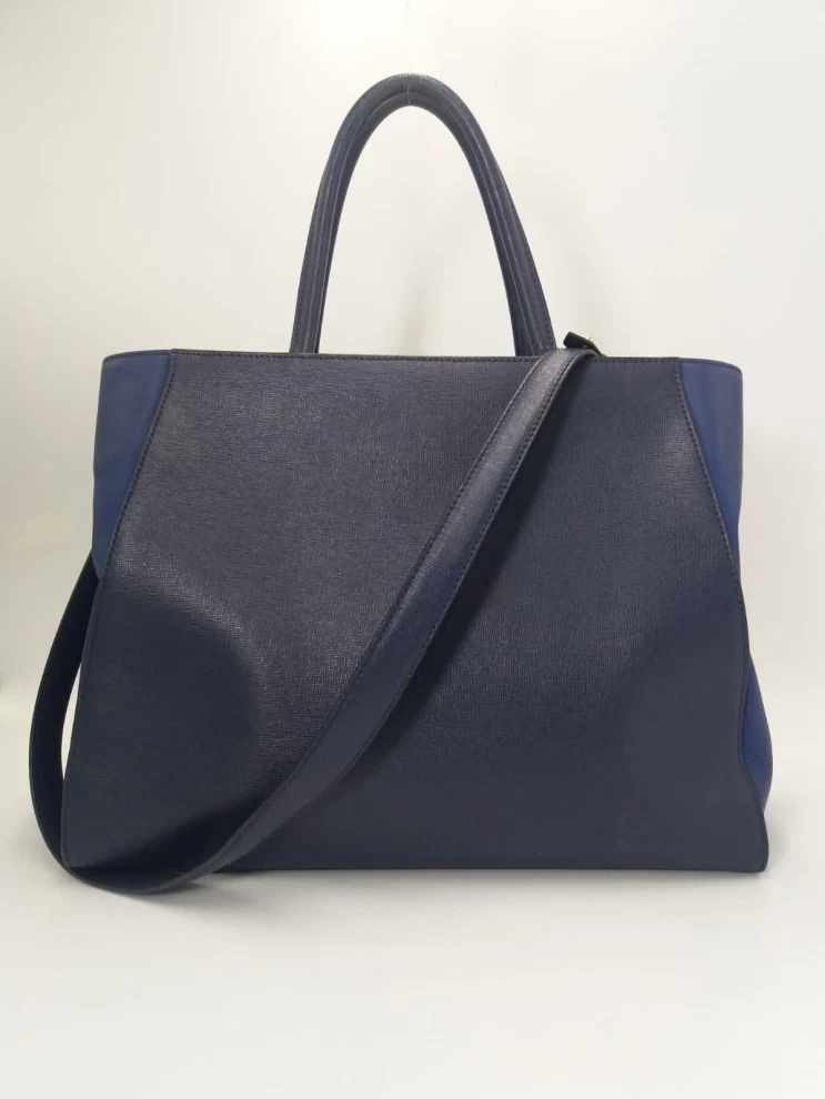     حقيبة فندي تو تون جلدية متوسطة الحجم 2جور 