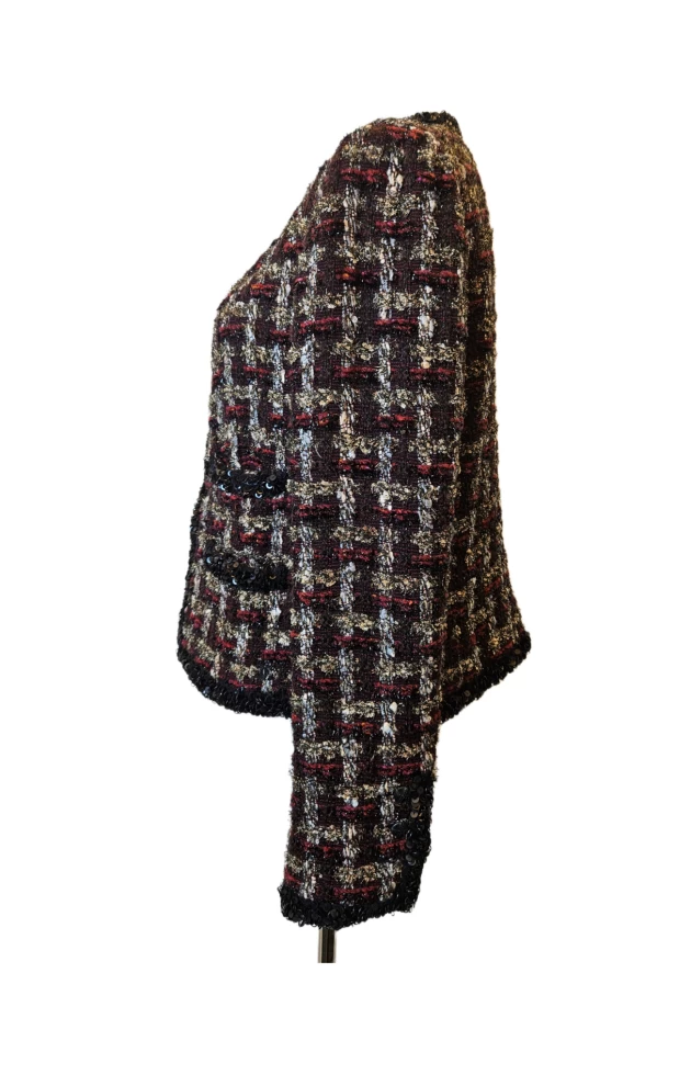     جاكيت شانيل خريف ٢٠٠٢ قصير من التويد مع حواف لامعة من الترتر، مقاس ٤٤ 