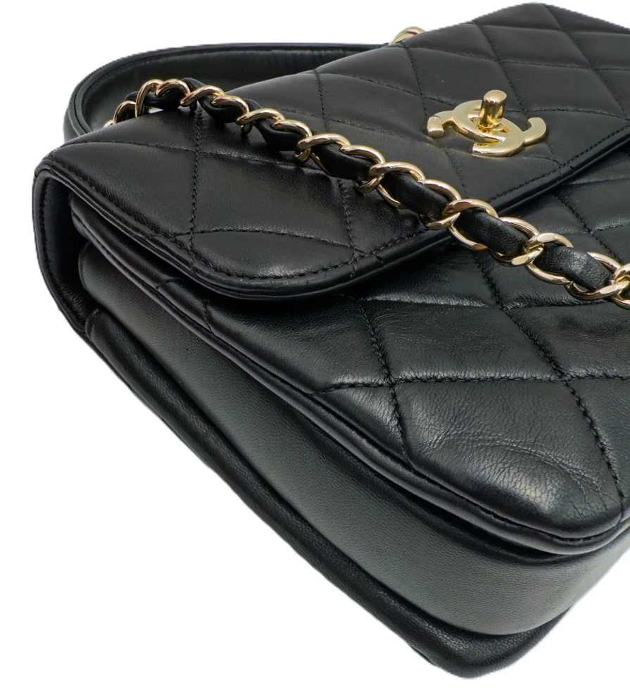     حقيبة شانيل صغيرة عصرية من الجلد المبطن باللون الأسود مع مقبض علوي قابل للطي وشعار CC 