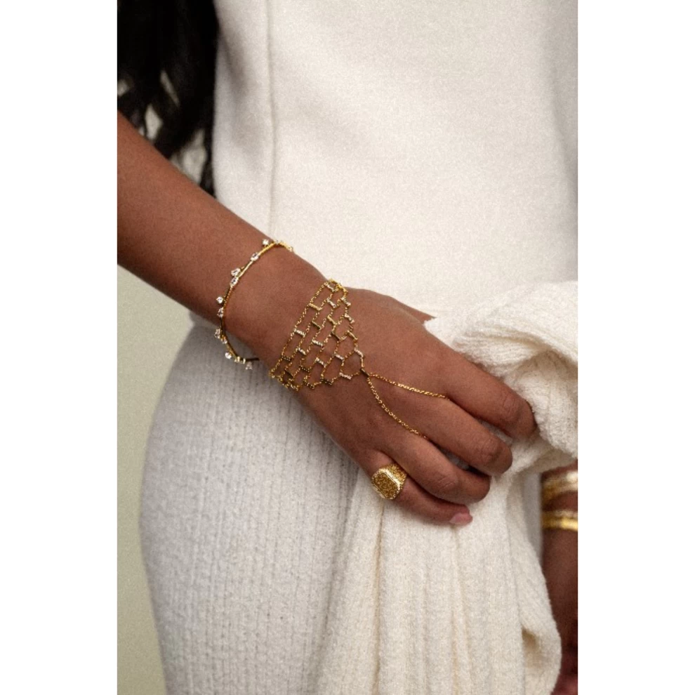     CLEO HAND CHAIN 