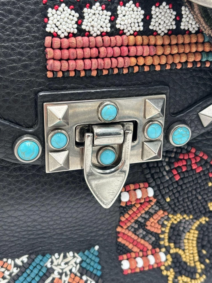     حقيبة كتف فالنتينو متوسطة الحجم من جلد العجل مزينة بخرز وأحجار الراين باللون الأسود 