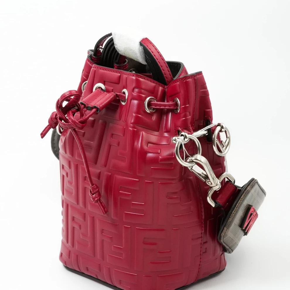     حقيبة فندي مون تريزور ميني باكيت من الجلد المنقوش بشعار FF باللون الأحمر 