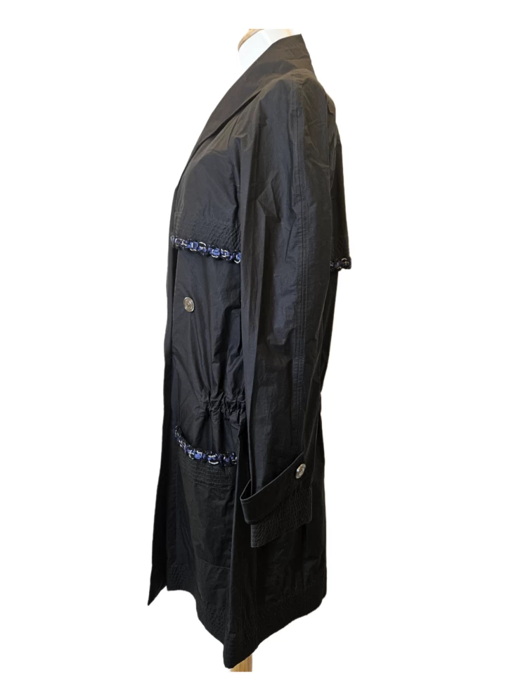     معطف ترنش شانيل أسود من القطن والبولي يوريثين بأزرار CC 