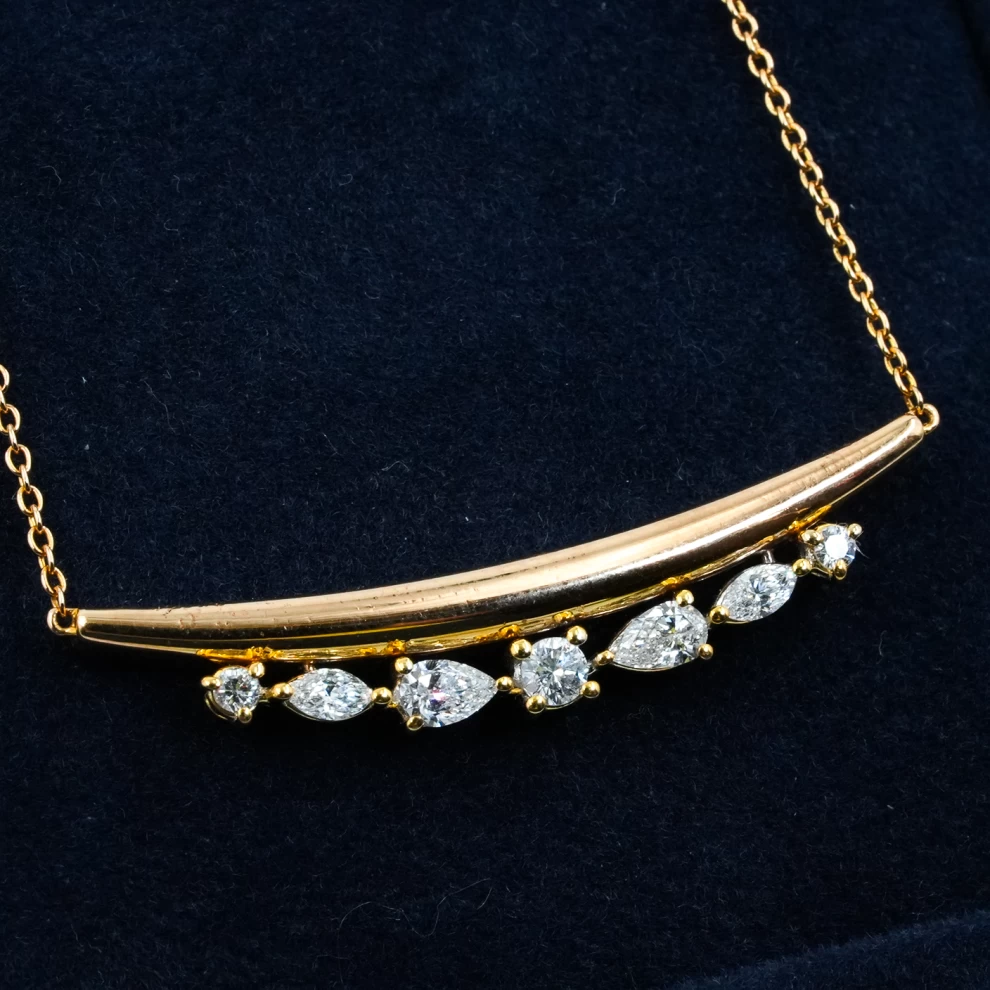     قلادة الماس للنساء 