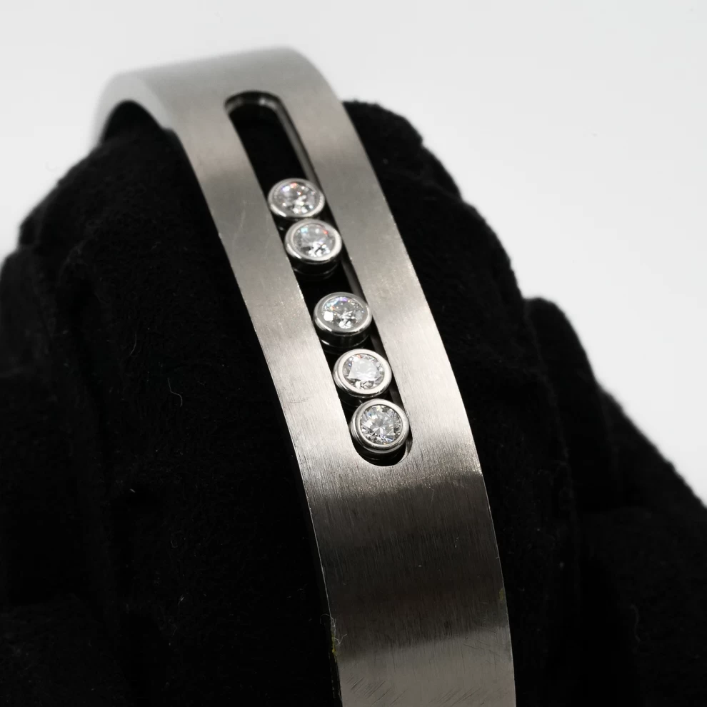     سوار ميسيكا الماسي: أناقة باريسية عصرية 