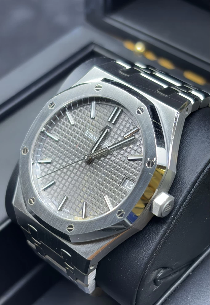     Audemars Piguet Royal Oak watch for men 
