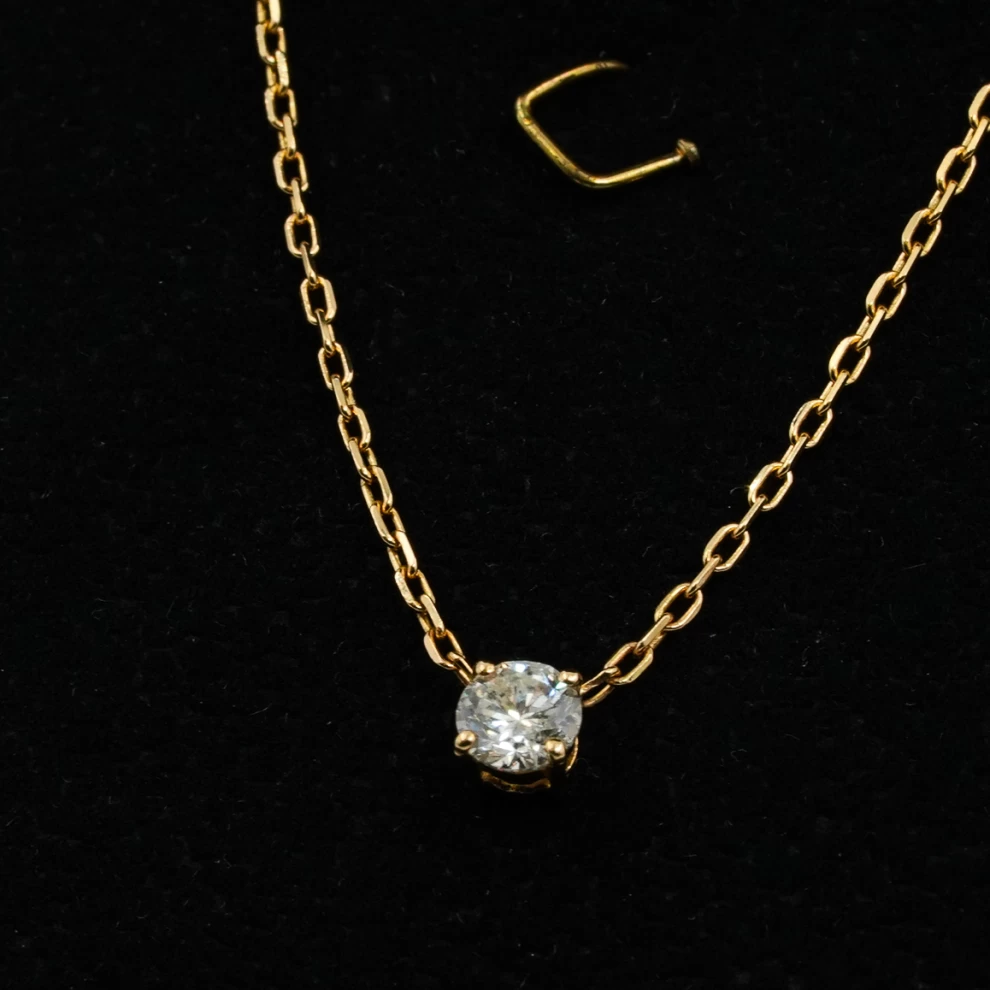     قلادة الماس للنساء 