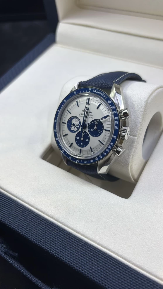    Omega Speedmaster Snoopy 