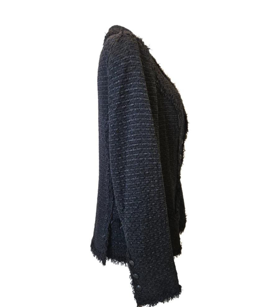     سترة شانيل تويد سوداء مزينة بالشراريب 