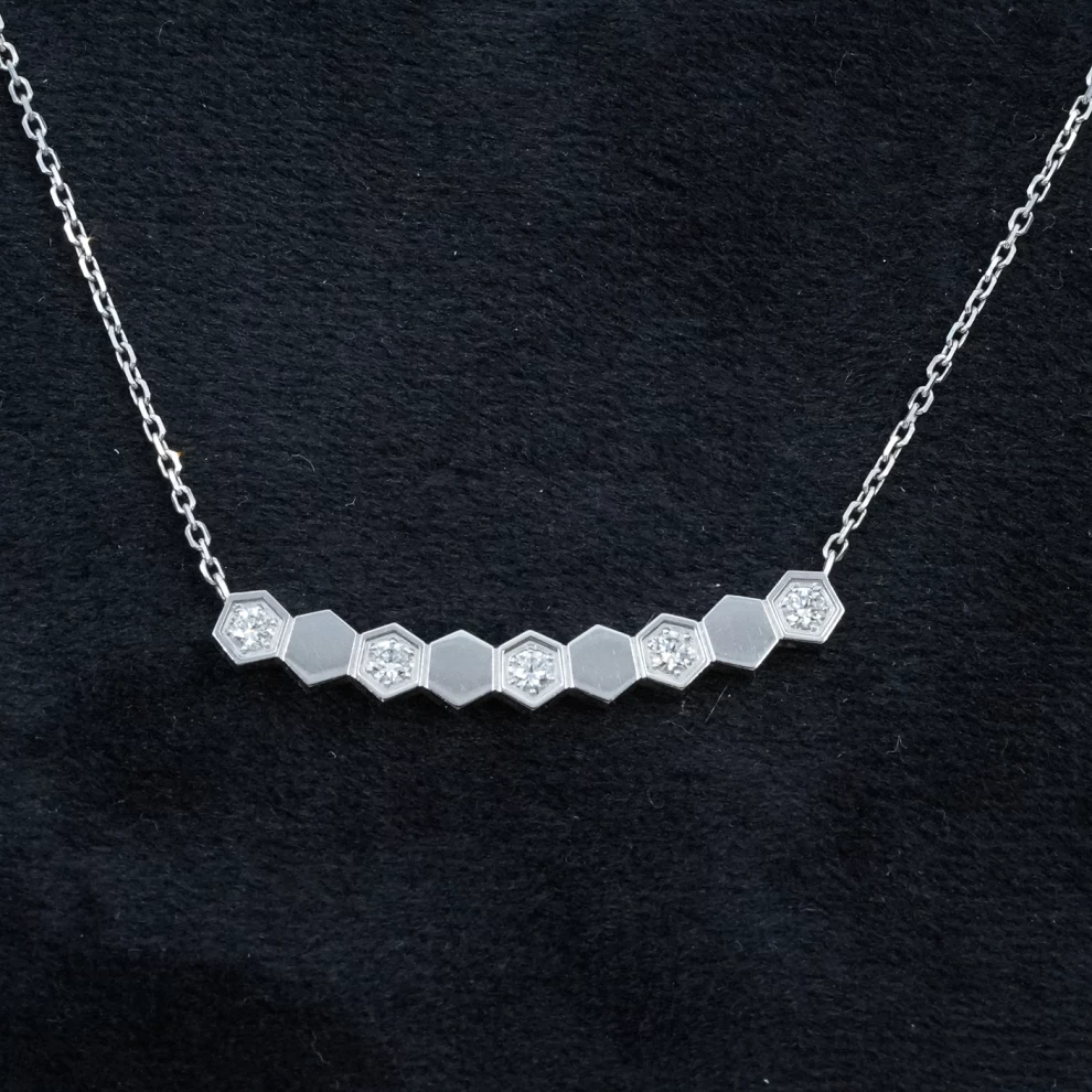     قلادة شوميه الماسية من الذهب الأبيض 