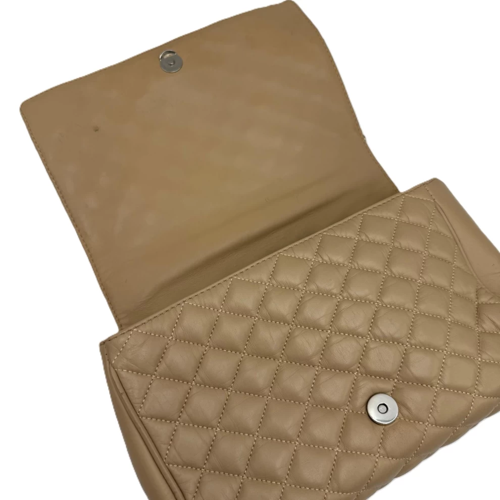     حقيبة كروس بودي من الجلد المبطن باللون الكريمي من كارولينا هيريرا 