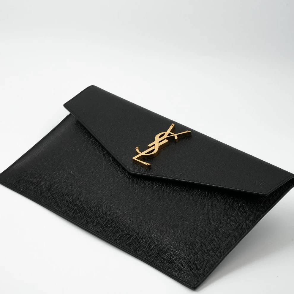     حقيبة كلاتش سان لوران كاساندر على شكل ظرف باللون الأسود من Grain de Poudre 