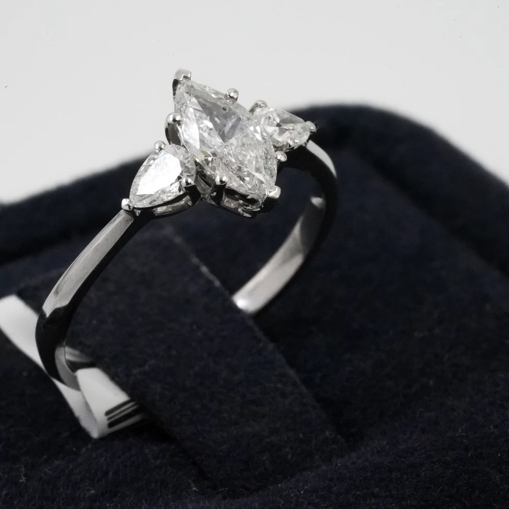     White Gold - Diamond Ring 
