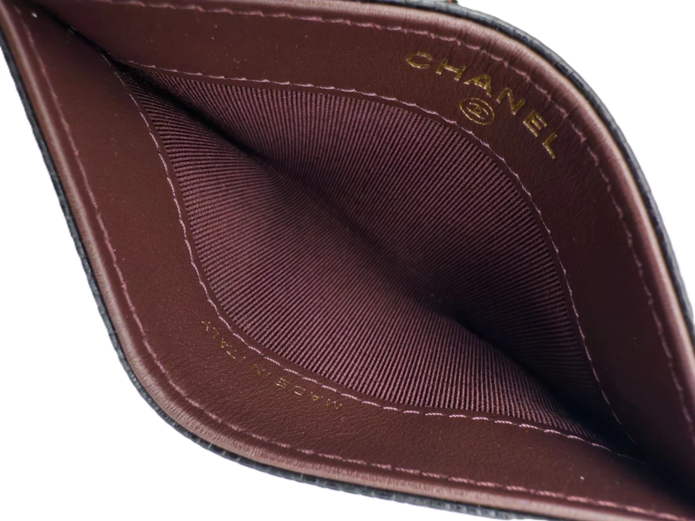     حامل بطاقات شانيل من الجلد المبطن باللون الأسود 