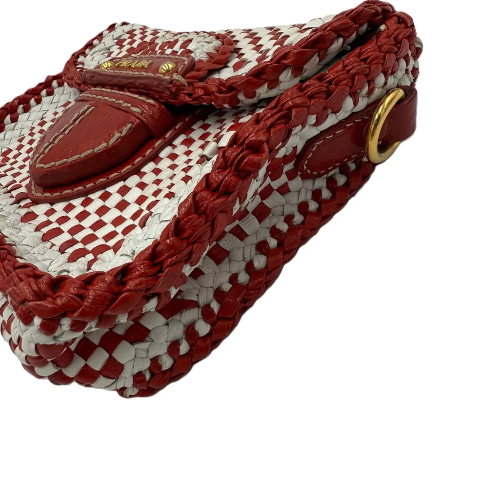     حقيبة كروس بودي برادا مادراس من الجلد باللونين الأبيض والأحمر 