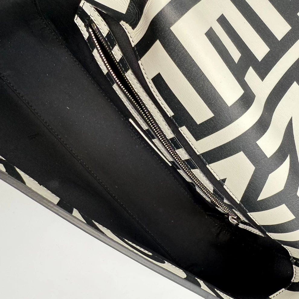     حقيبة كتف من قماش زوكا باغيت باللونين الأسود والأبيض من فندي ومارك جاكوبس 