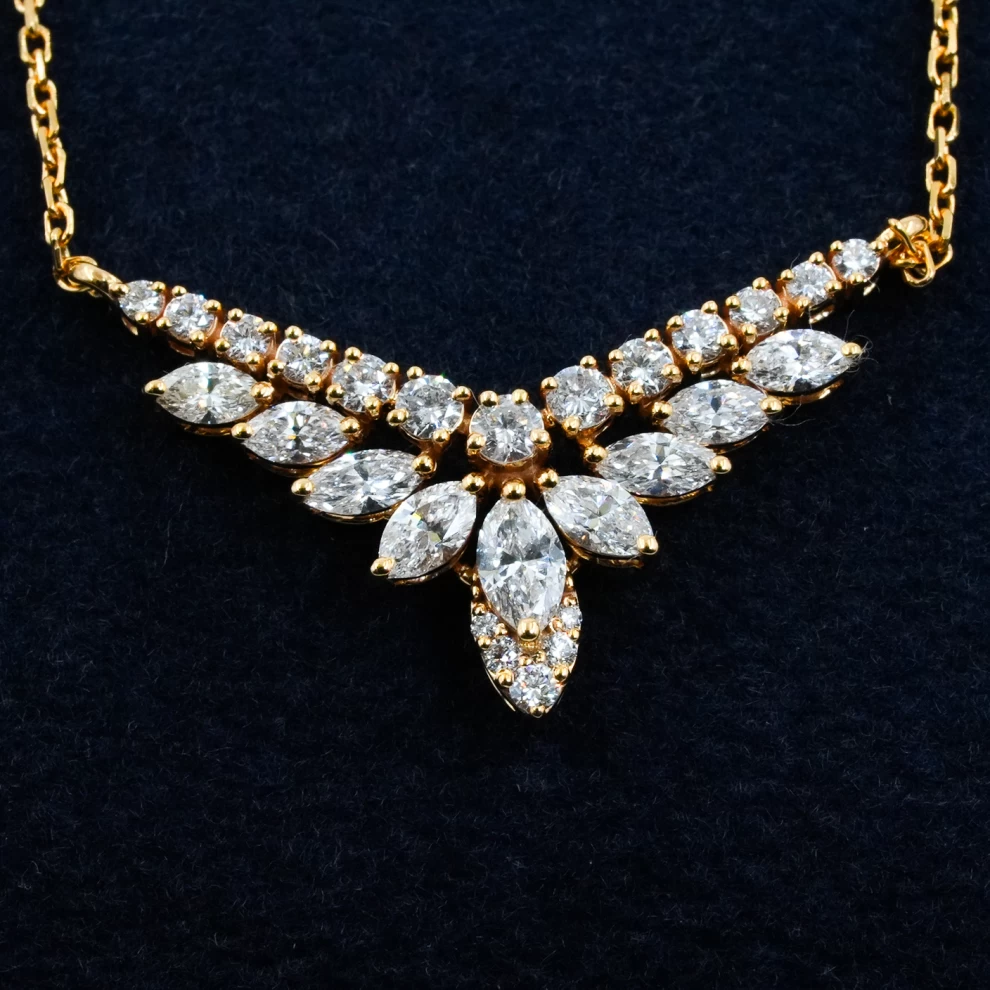     قلادة الماس للنساء 