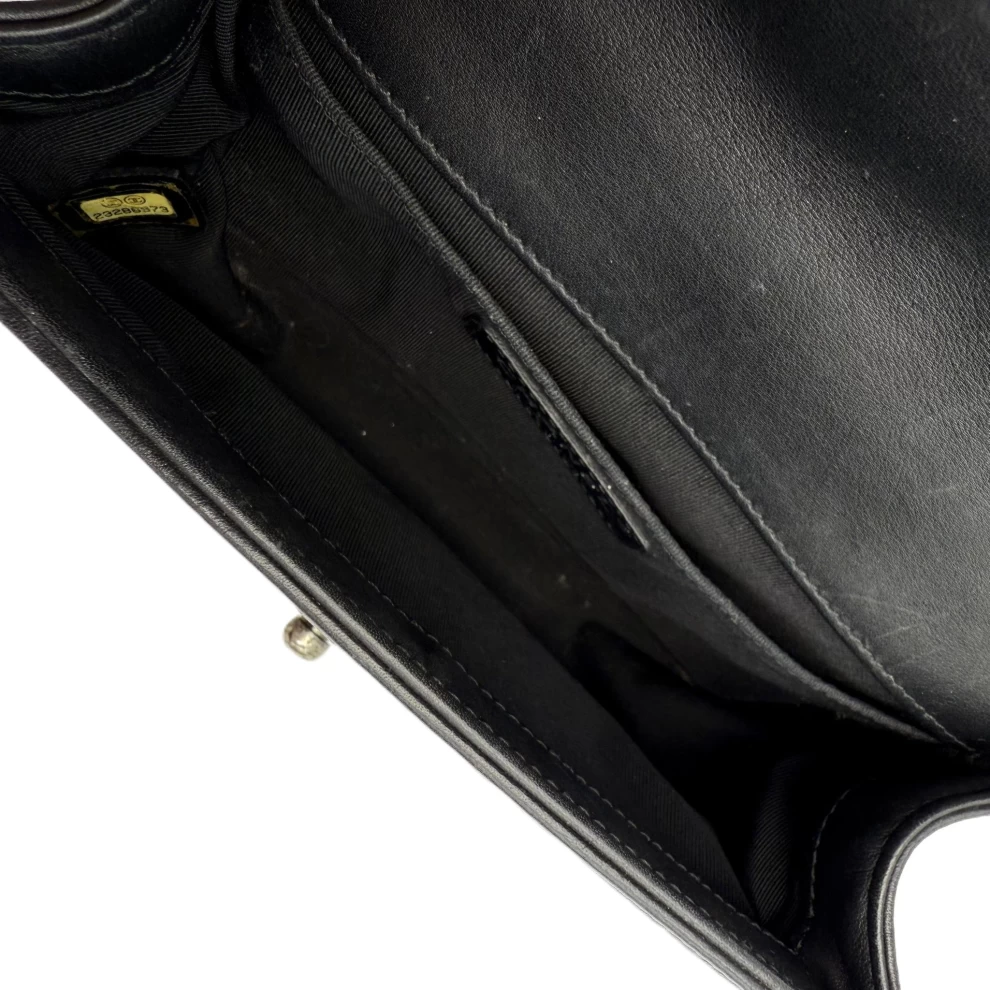     حقيبة كتف شانيل صغيرة من جلد الحمل، سوداء اللون، قابلة للطي، بتصميم مطوي 