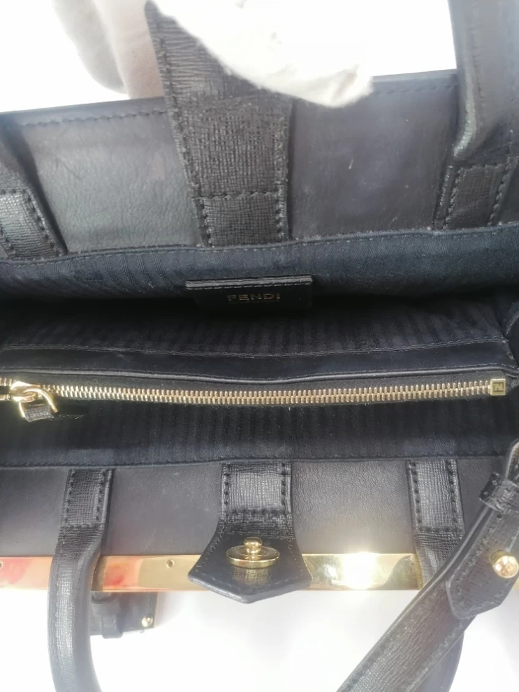     حقيبة فندي الجلدية الصغيرة 2 جور 