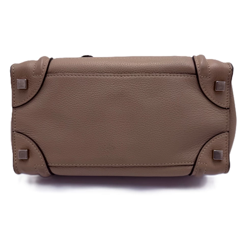     حقيبة توت سيلين مايكرو لاغج من الجلد البيج 