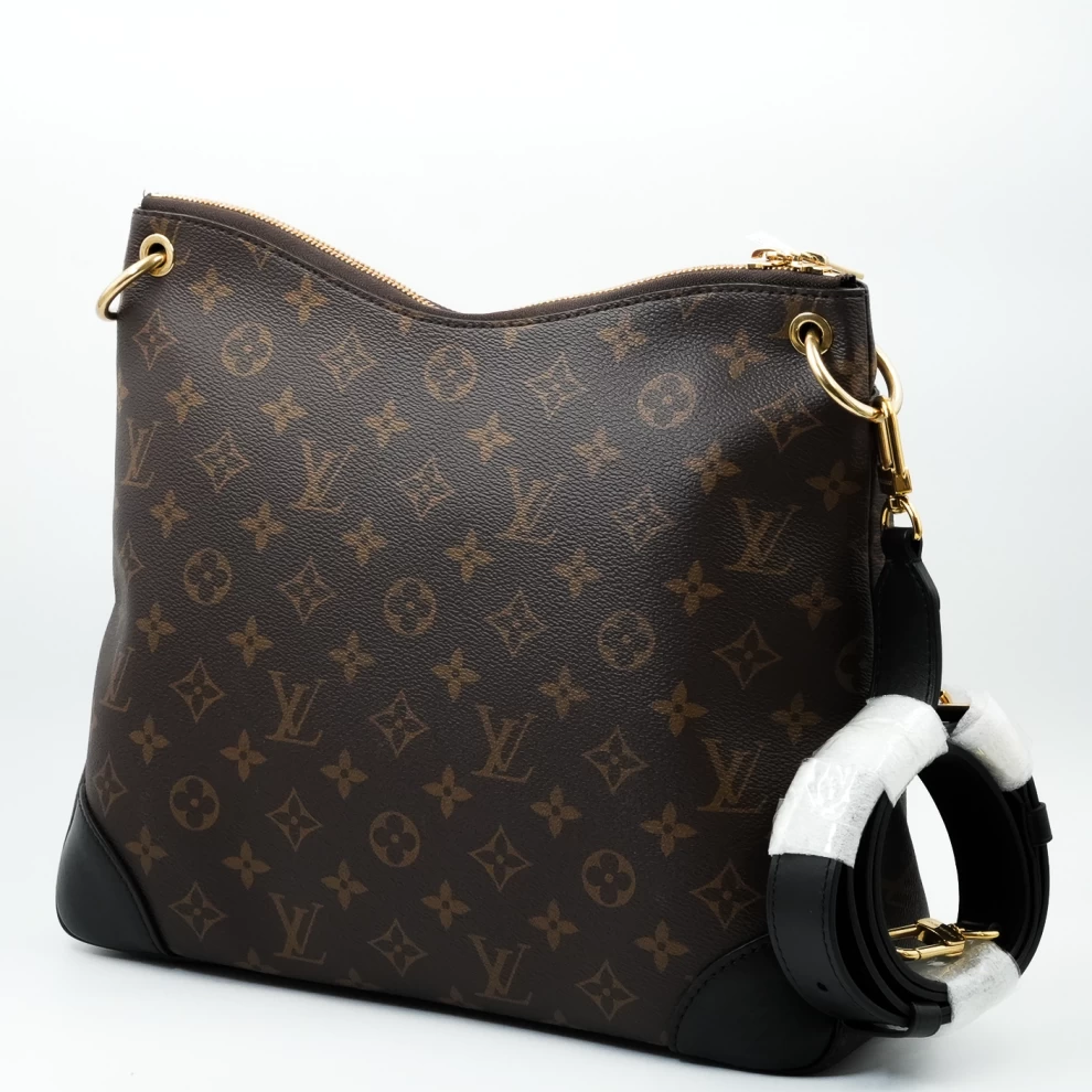     حقيبة لويس فيتون لوب هوبو من قماش مونوغرام وجلد أسود 