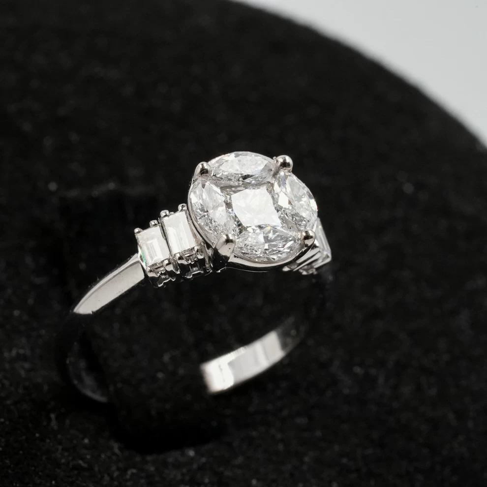 Women's Diamond Ring