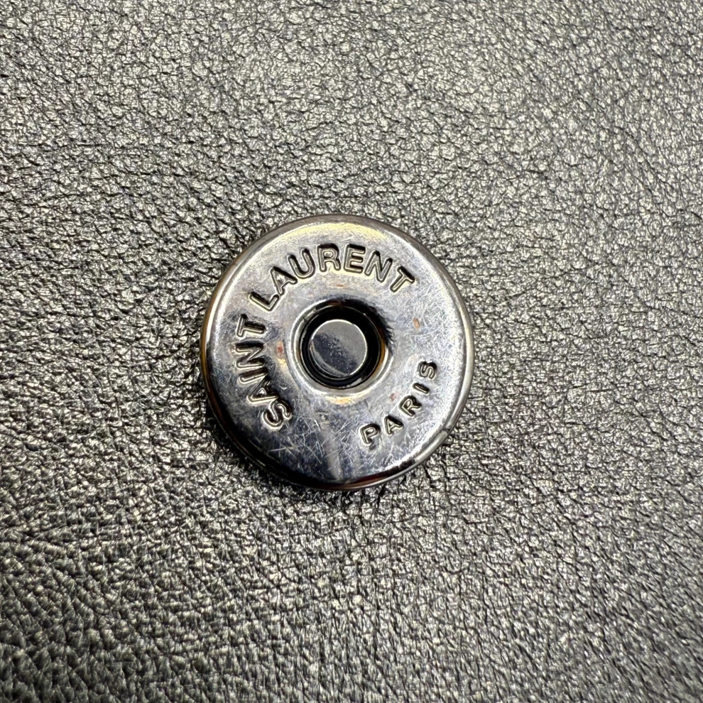     محفظة كيت من سان لوران بتصميم شرابة وسلسلة 