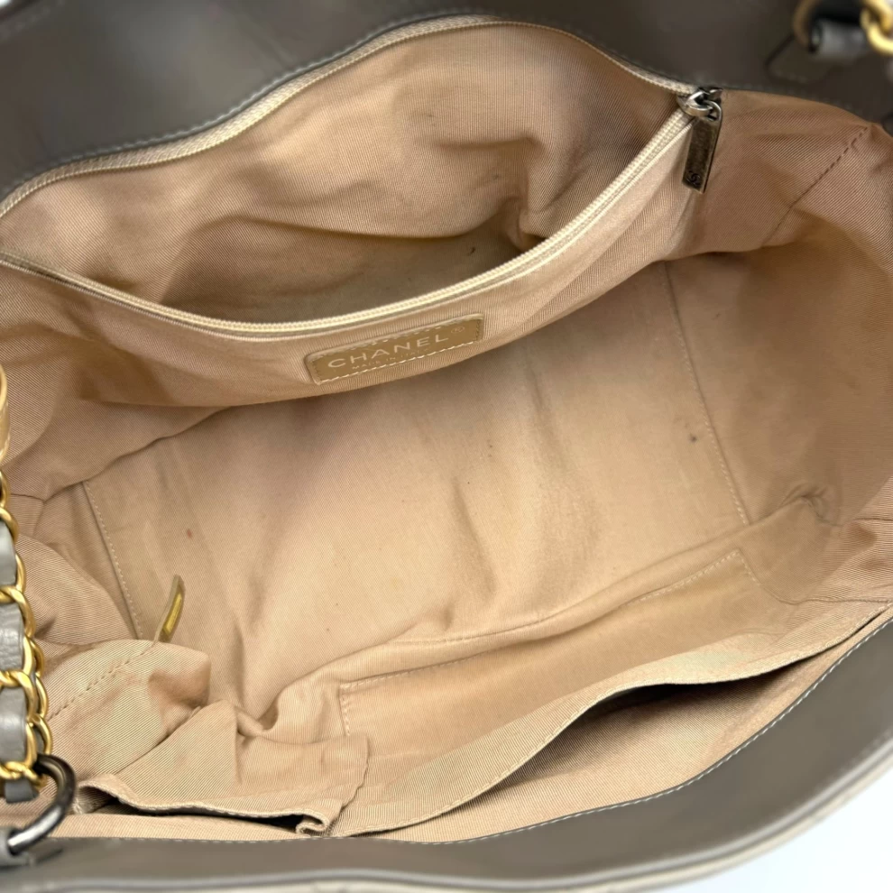     حقيبة كتف شانيل رمادية من الجلد الأكورديون مع إعادة إصدار 