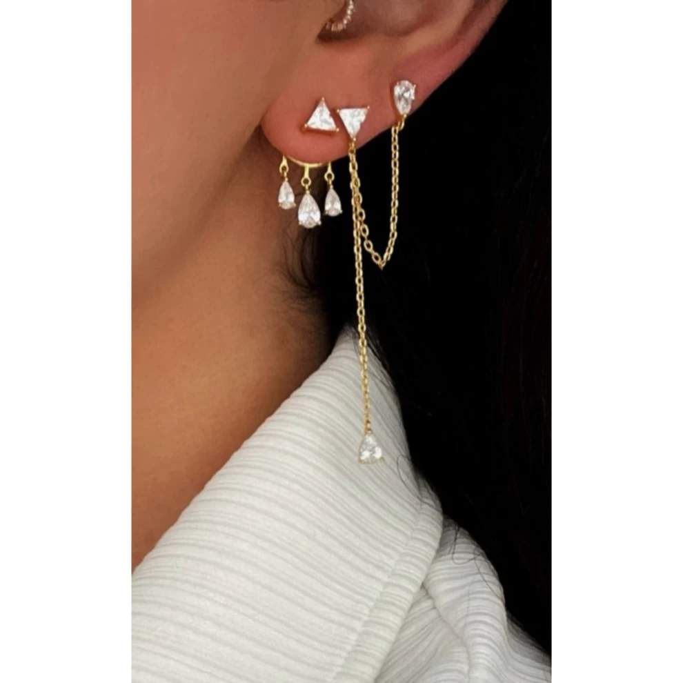     TRI-STONE EAR CHAIN STUDS 