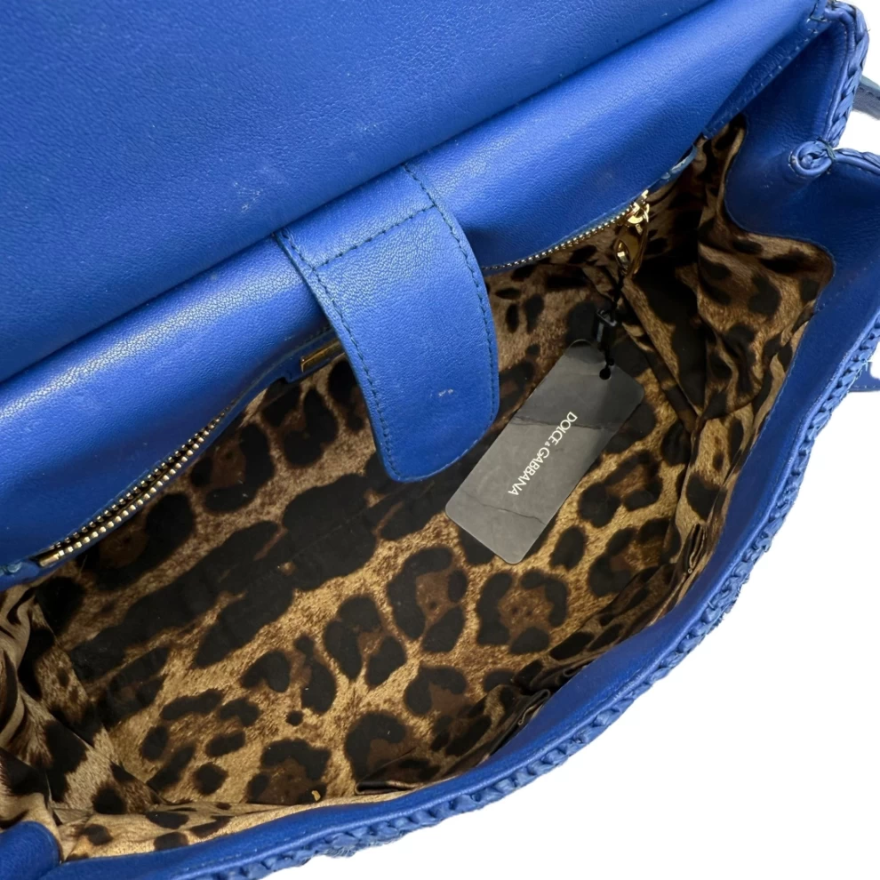     حقيبة دولتشي آند غابانا ميس سيسيلي كبيرة الحجم مصنوعة من جلد الرافي الأزرق ومقبض علوي من بلاط الماجوليكا 