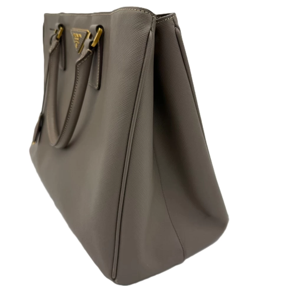     حقيبة برادا سافيانو لوكس جاليريا كبيرة من الجلد باللون البيج 