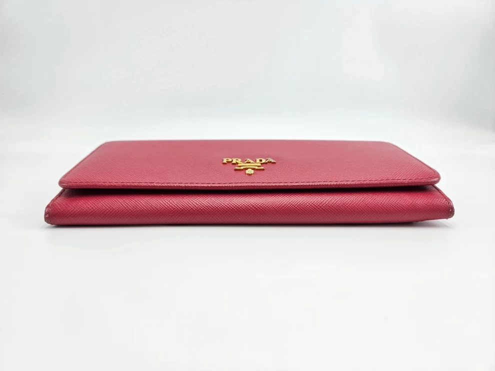     "محفظة كونتيننتال بشعار برادا " 