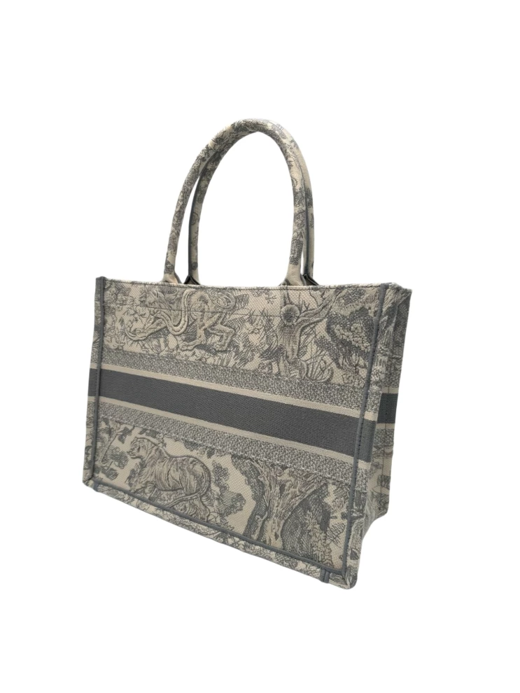     حقيبة كريستيان ديور متوسطة الحجم للكتاب إكرو وحقيبة تويلي دي جوي رمادية 