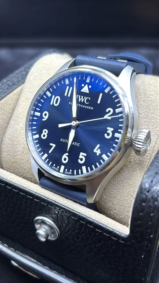     اي دبليو سي بيج بيلوت 