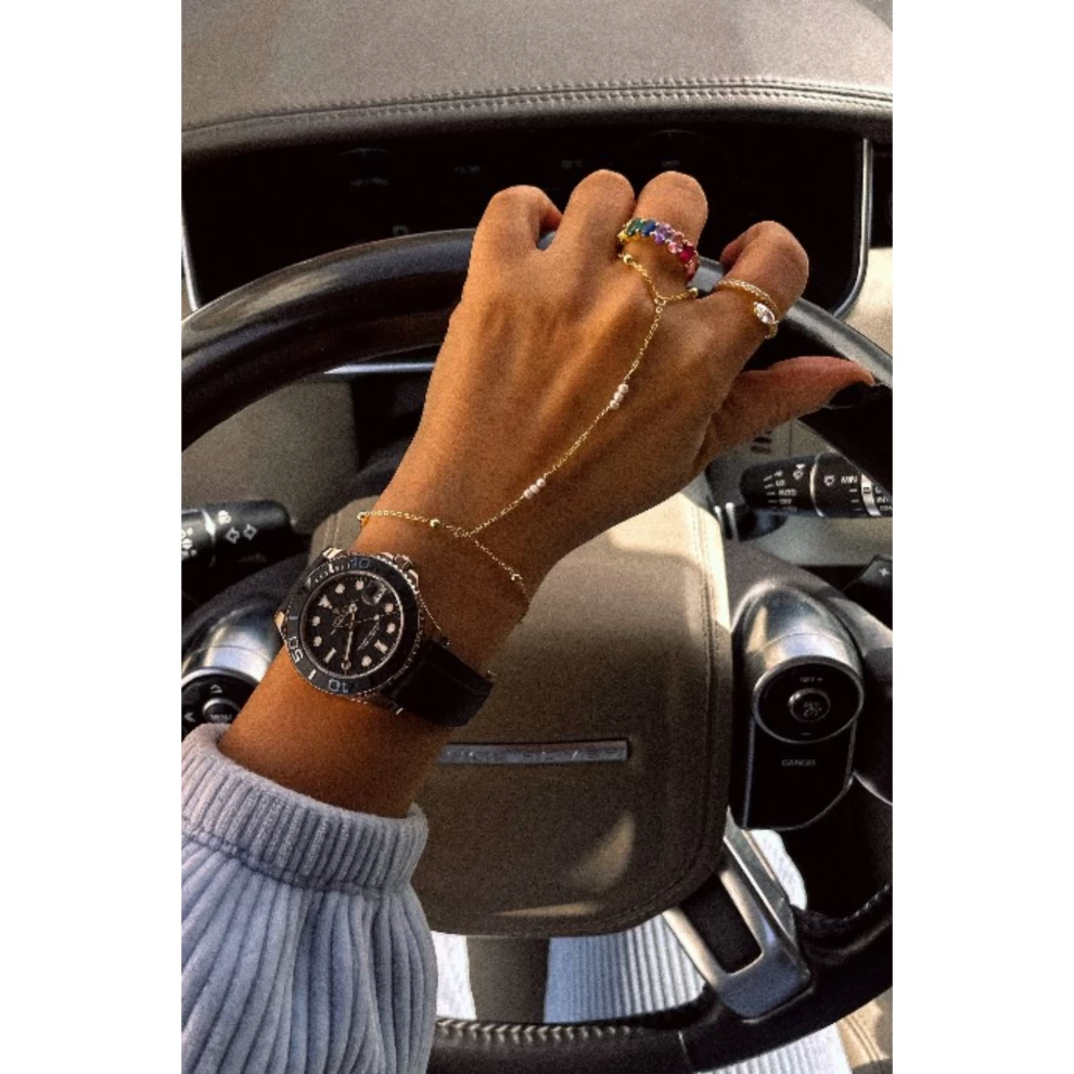     INDIA PEARL HAND CHAIN 