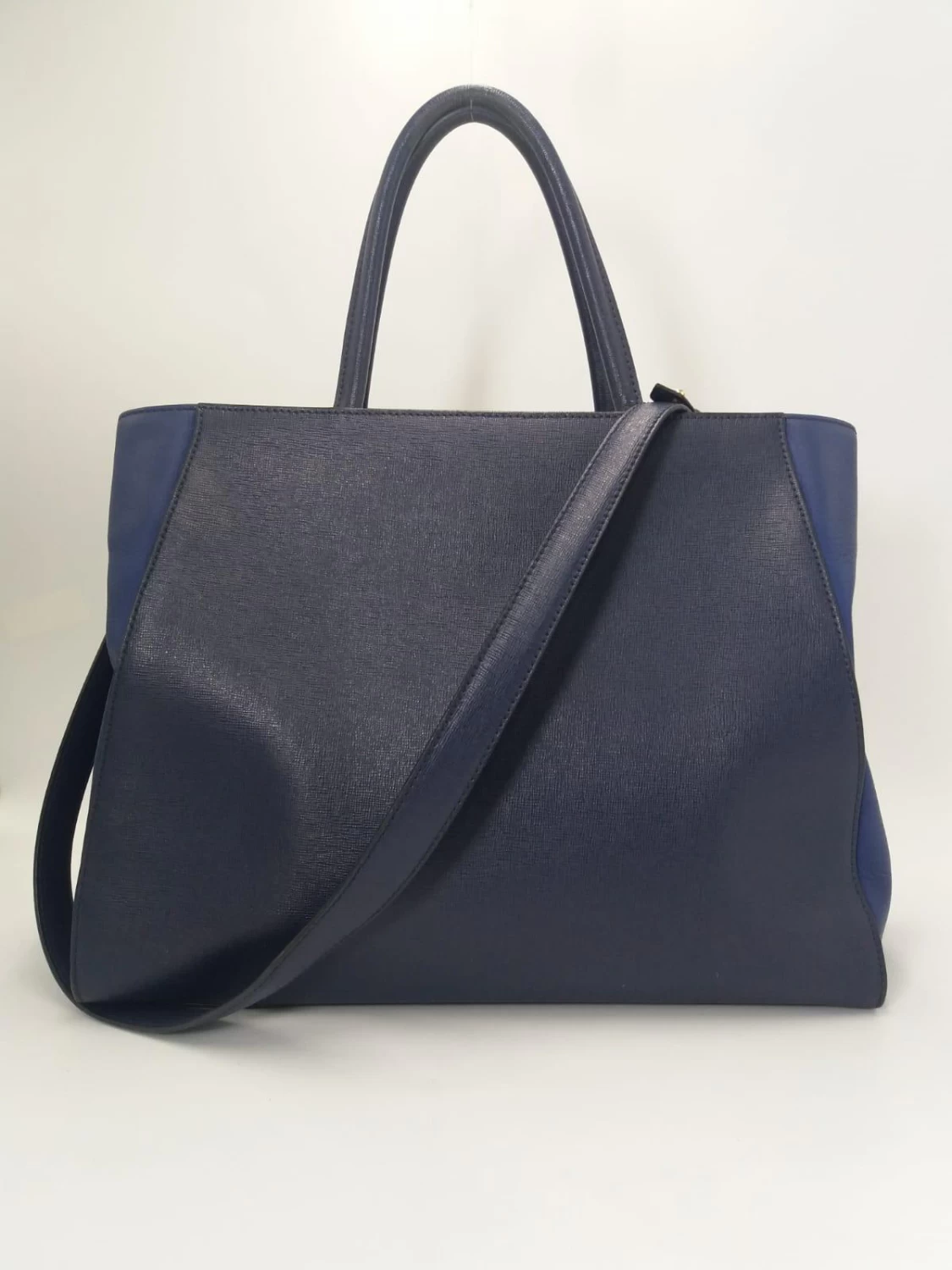     حقيبة فندي تو تون جلدية متوسطة الحجم 2جور 