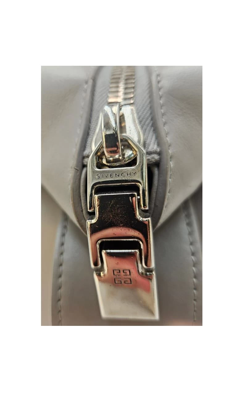     حقيبة دافل من جيفنشي أنتيغونا لوك 