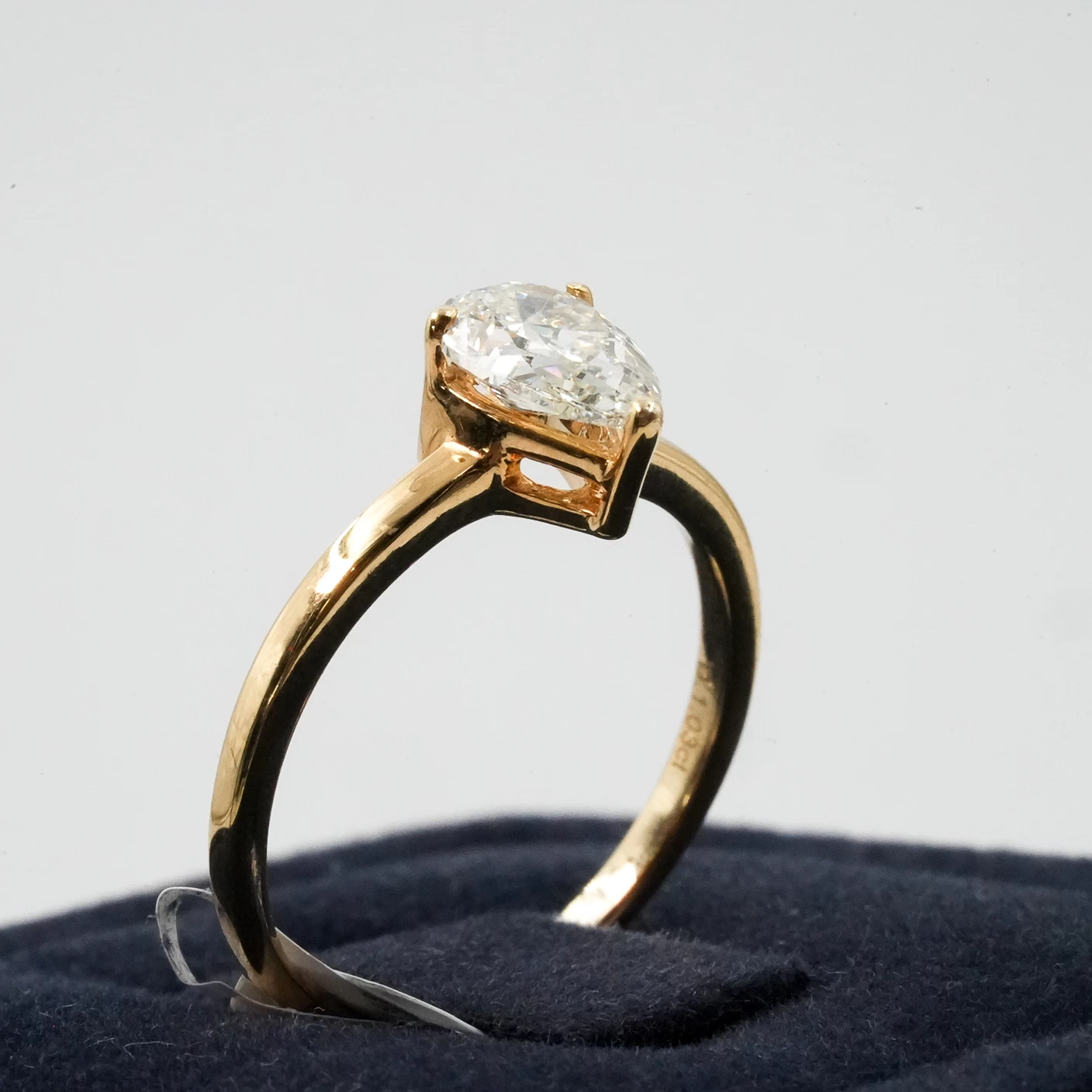     خاتم من الذهب الأصفر مرصع بالألماس 