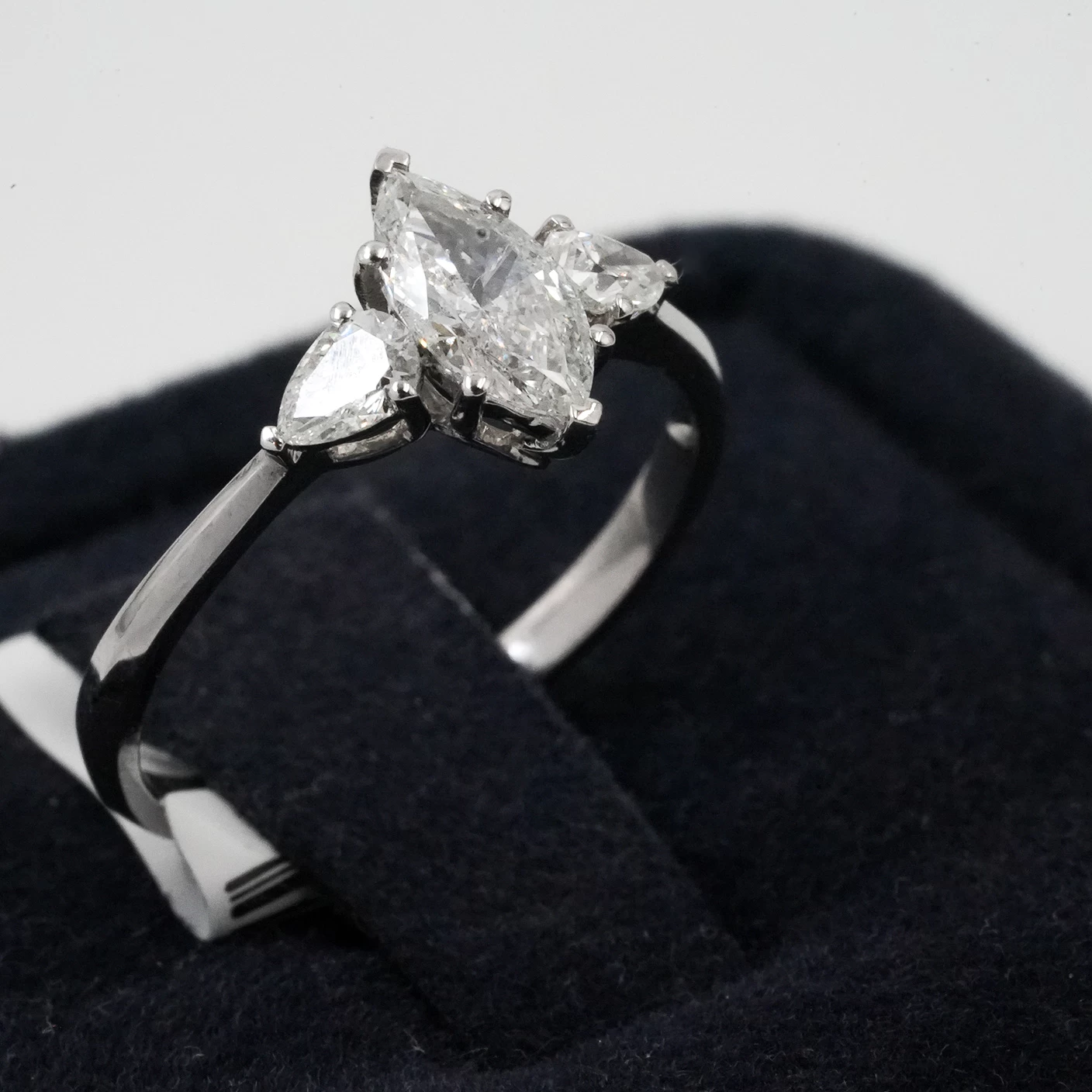     White Gold - Diamond Ring 
