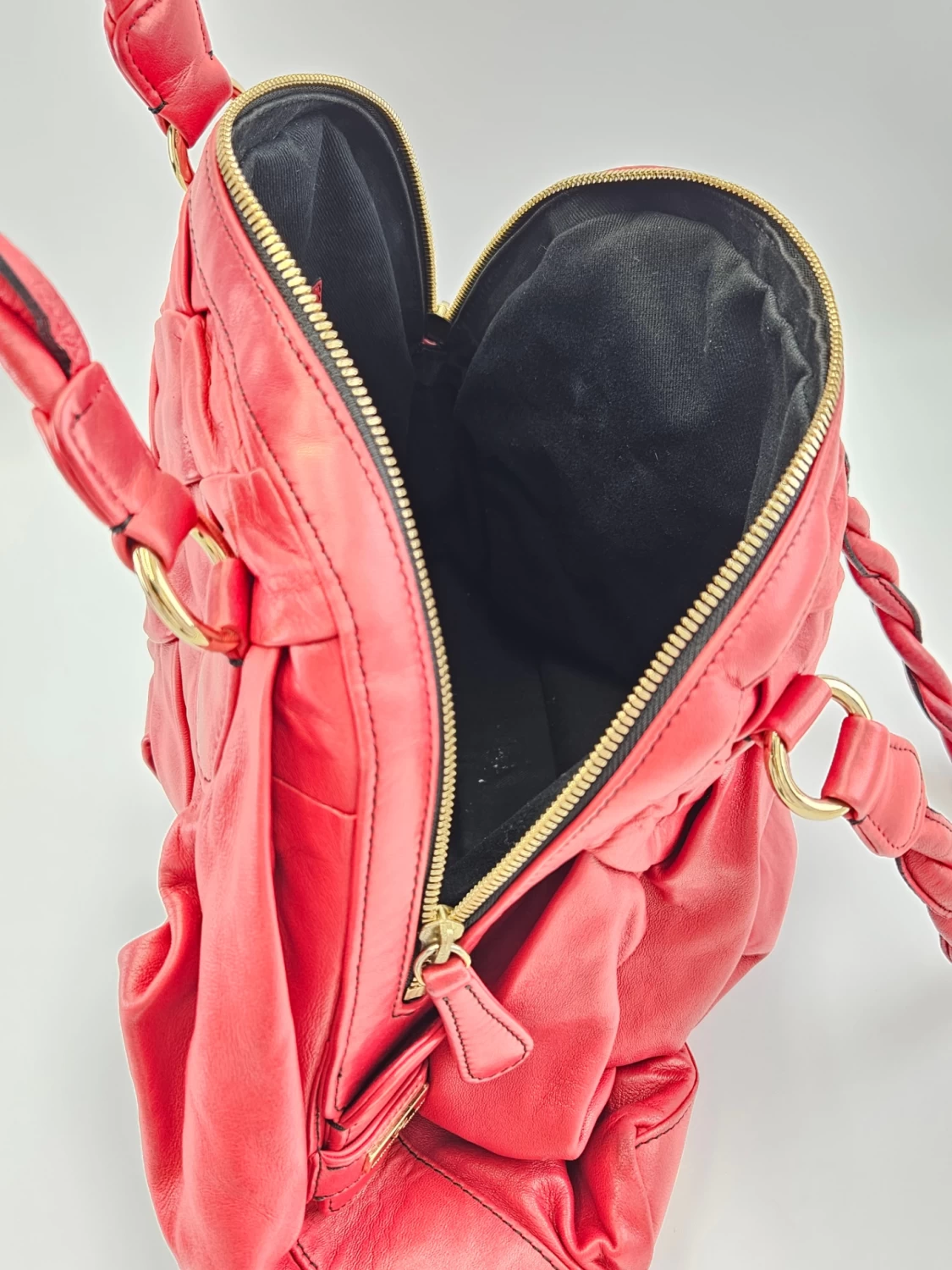     حقيبة فالنتينو جارافاني الجلدية الراقية 