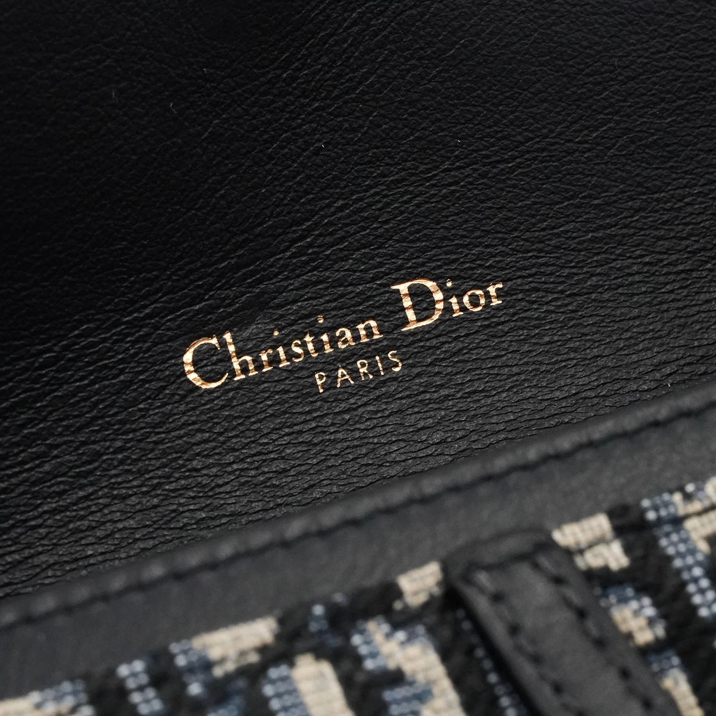     حقيبة ديور سادل بسلسلة من الجاكار الأزرق المائل 