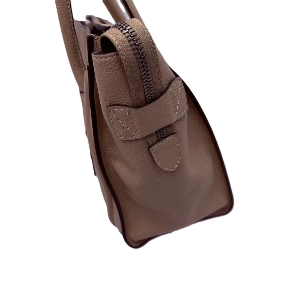     حقيبة توت سيلين مايكرو لاغج من الجلد البيج 