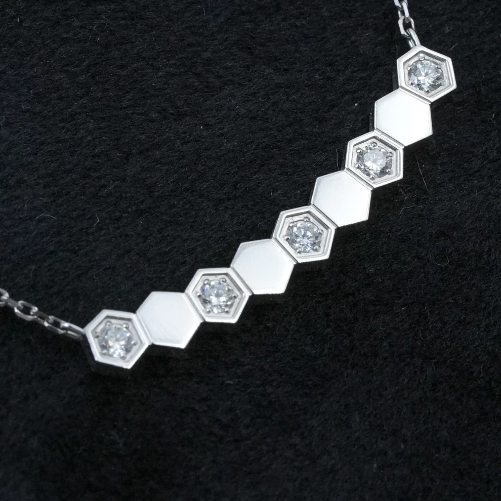     قلادة شوميه الماسية من الذهب الأبيض 